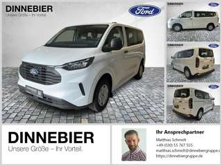 Schräge Frontansicht auf einen Ford Transit Custom , freigestellt