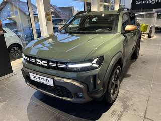 Schräge Frontansicht auf einen Dacia Duster , freigestellt