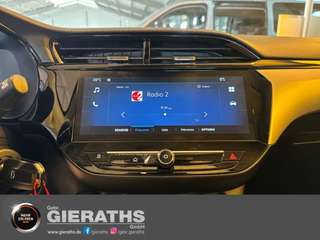 Schräge Frontansicht auf einen Opel Corsa , freigestellt