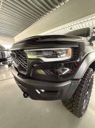 Schräge Frontansicht auf einen Dodge RAM , freigestellt