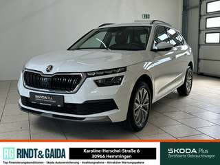 Schräge Frontansicht auf einen Skoda Kamiq , freigestellt