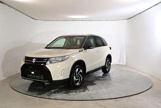Schräge Frontansicht auf einen Suzuki Vitara , freigestellt