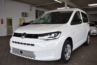 Schräge Frontansicht auf einen Volkswagen Caddy , freigestellt