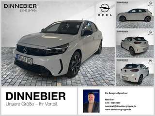 Schräge Frontansicht auf einen Opel Corsa , freigestellt