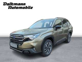 Schräge Frontansicht auf einen Subaru Forester , freigestellt