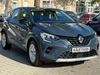 Schräge Frontansicht auf einen Renault Captur , freigestellt