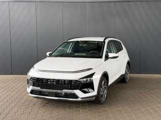 Schräge Frontansicht auf einen Hyundai Bayon , freigestellt
