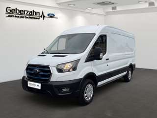 Schräge Frontansicht auf einen Ford Transit , freigestellt