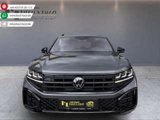 Schräge Frontansicht auf einen Volkswagen Touareg , freigestellt