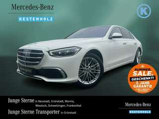Schräge Frontansicht auf einen Mercedes-Benz S-Klasse , freigestellt