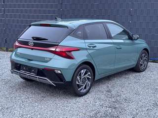 Schräge Frontansicht auf einen Hyundai i20 , freigestellt