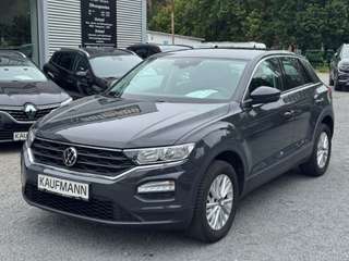 Schräge Frontansicht auf einen Volkswagen T-Roc , freigestellt