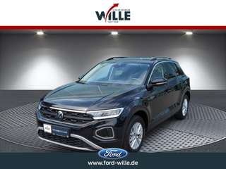 Schräge Frontansicht auf einen Volkswagen T-Roc , freigestellt