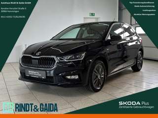 Schräge Frontansicht auf einen Skoda Fabia , freigestellt