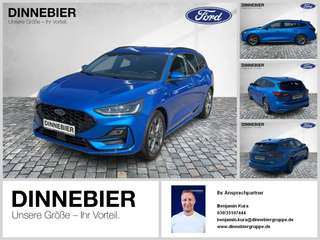 Schräge Frontansicht auf einen Ford Focus , freigestellt