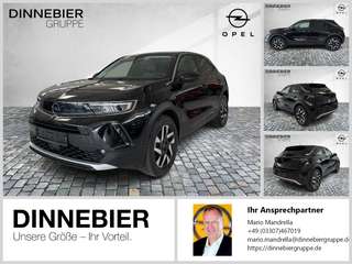 Schräge Frontansicht auf einen Opel Mokka , freigestellt