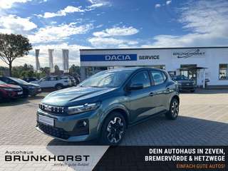 Schräge Frontansicht auf einen Dacia Sandero , freigestellt