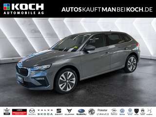 Schräge Frontansicht auf einen Skoda Scala , freigestellt