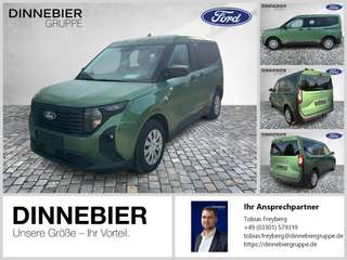 Schräge Frontansicht auf einen Ford Tourneo Courier , freigestellt