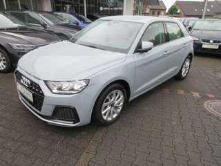 Schräge Frontansicht auf einen Audi A1 , freigestellt