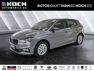 Schräge Frontansicht auf einen Skoda Fabia , freigestellt