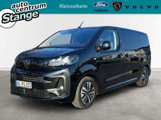 Schräge Frontansicht auf einen Peugeot Traveller , freigestellt