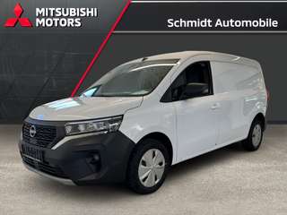 Schräge Frontansicht auf einen Nissan Townstar , freigestellt