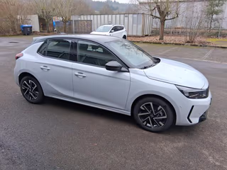 Schräge Frontansicht auf einen Opel Corsa , freigestellt