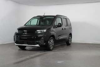 Schräge Frontansicht auf einen Opel Combo , freigestellt