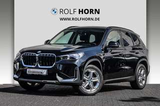 Schräge Frontansicht auf einen BMW X1 , freigestellt