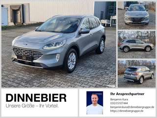 Schräge Frontansicht auf einen Ford Kuga , freigestellt