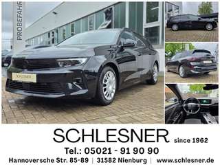 Schräge Frontansicht auf einen Opel Astra , freigestellt