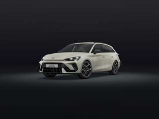 Schräge Frontansicht auf einen CUPRA Leon , freigestellt