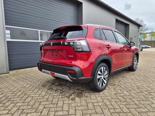 Schräge Frontansicht auf einen Suzuki S-Cross , freigestellt