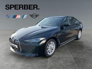 Schräge Frontansicht auf einen BMW i4 , freigestellt