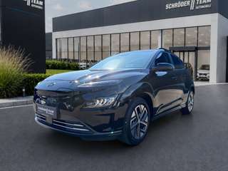 Schräge Frontansicht auf einen Hyundai Kona Elektro , freigestellt