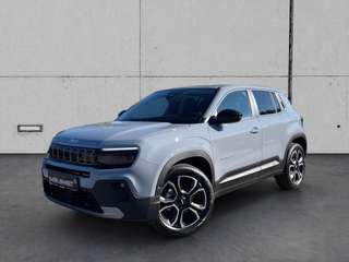 Schräge Frontansicht auf einen Jeep Avenger , freigestellt