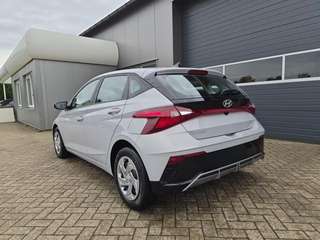 Schräge Frontansicht auf einen Hyundai i20 , freigestellt