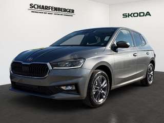 Schräge Frontansicht auf einen Skoda Fabia , freigestellt