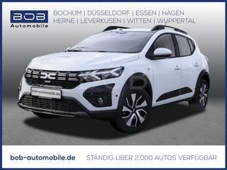 Schräge Frontansicht auf einen Dacia Sandero , freigestellt