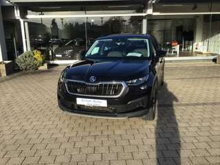 Schräge Frontansicht auf einen Skoda Kodiaq , freigestellt