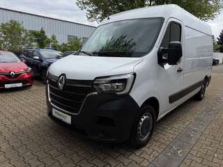 Schräge Frontansicht auf einen Renault Master , freigestellt
