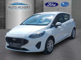 Schräge Frontansicht auf einen Ford Fiesta , freigestellt