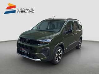 Schräge Frontansicht auf einen Peugeot Rifter , freigestellt