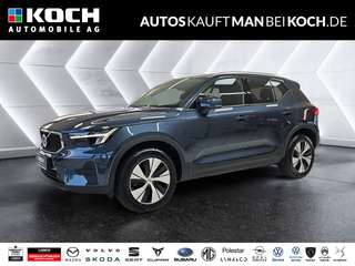 Schräge Frontansicht auf einen Volvo XC40 , freigestellt