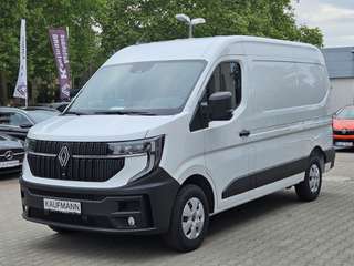 Schräge Frontansicht auf einen Renault Master , freigestellt
