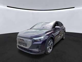 Schräge Frontansicht auf einen Audi Q4 e-tron , freigestellt