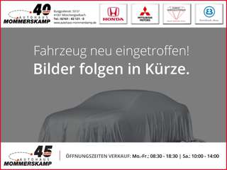 Schräge Frontansicht auf einen Opel Corsa , freigestellt