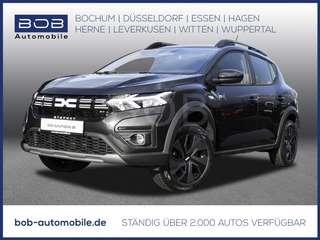 Schräge Frontansicht auf einen Dacia Sandero , freigestellt