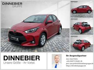 Schräge Frontansicht auf einen Mazda Mazda2 , freigestellt